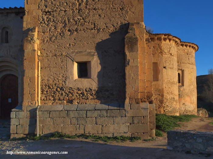 BASE DE LA TORRE DESDE EL SUR